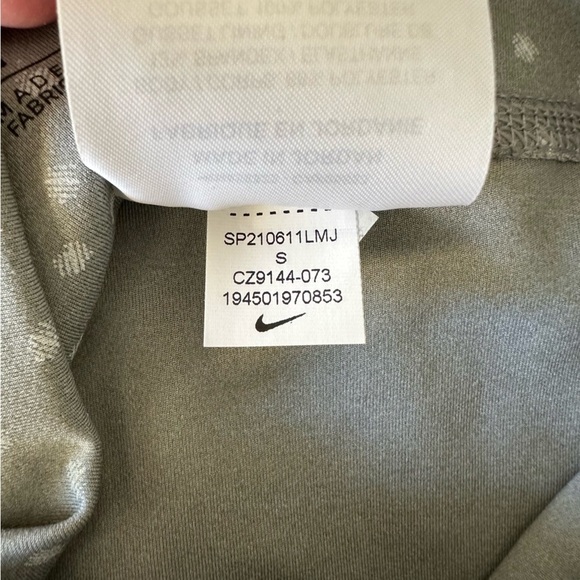 Nike Women’s Small Dri Fit Gray Polka Yoga Twist Front 7/8 Leggings - Picture 7 of 8